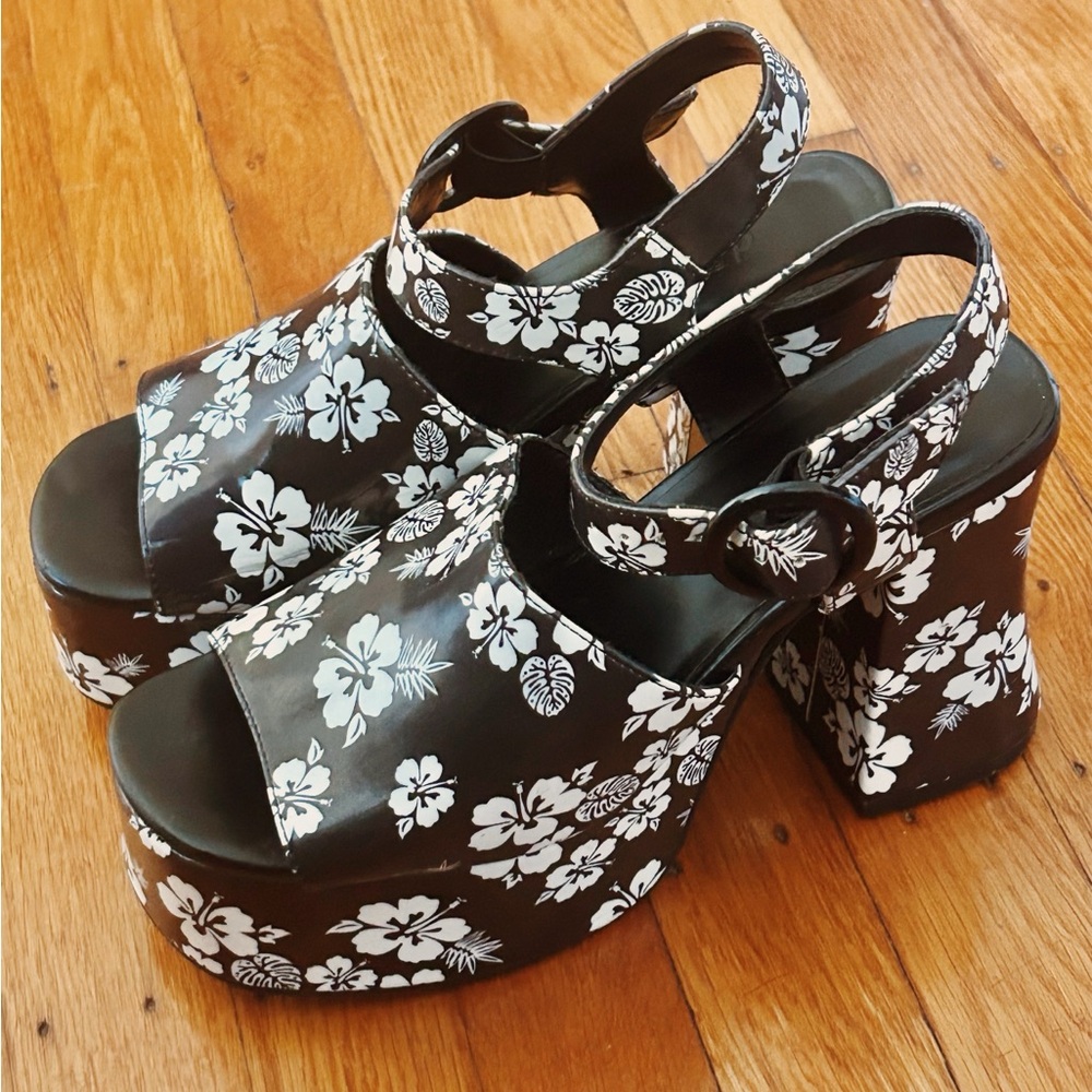 Floral Dolls Kill Black and White Platform Sandals Heels Great Condition
